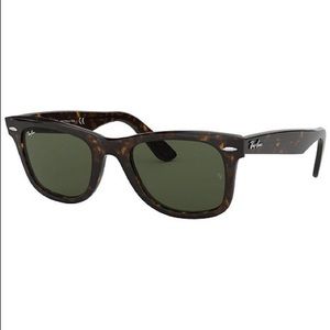 Lightly used ORIGINAL WAYFARER RAYBAN